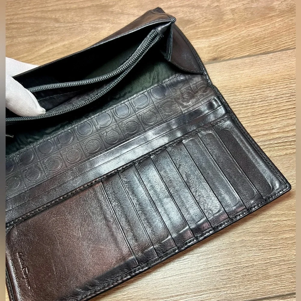 SALVATORE FERRAGAMO Ganchini Leather Wallet in Black